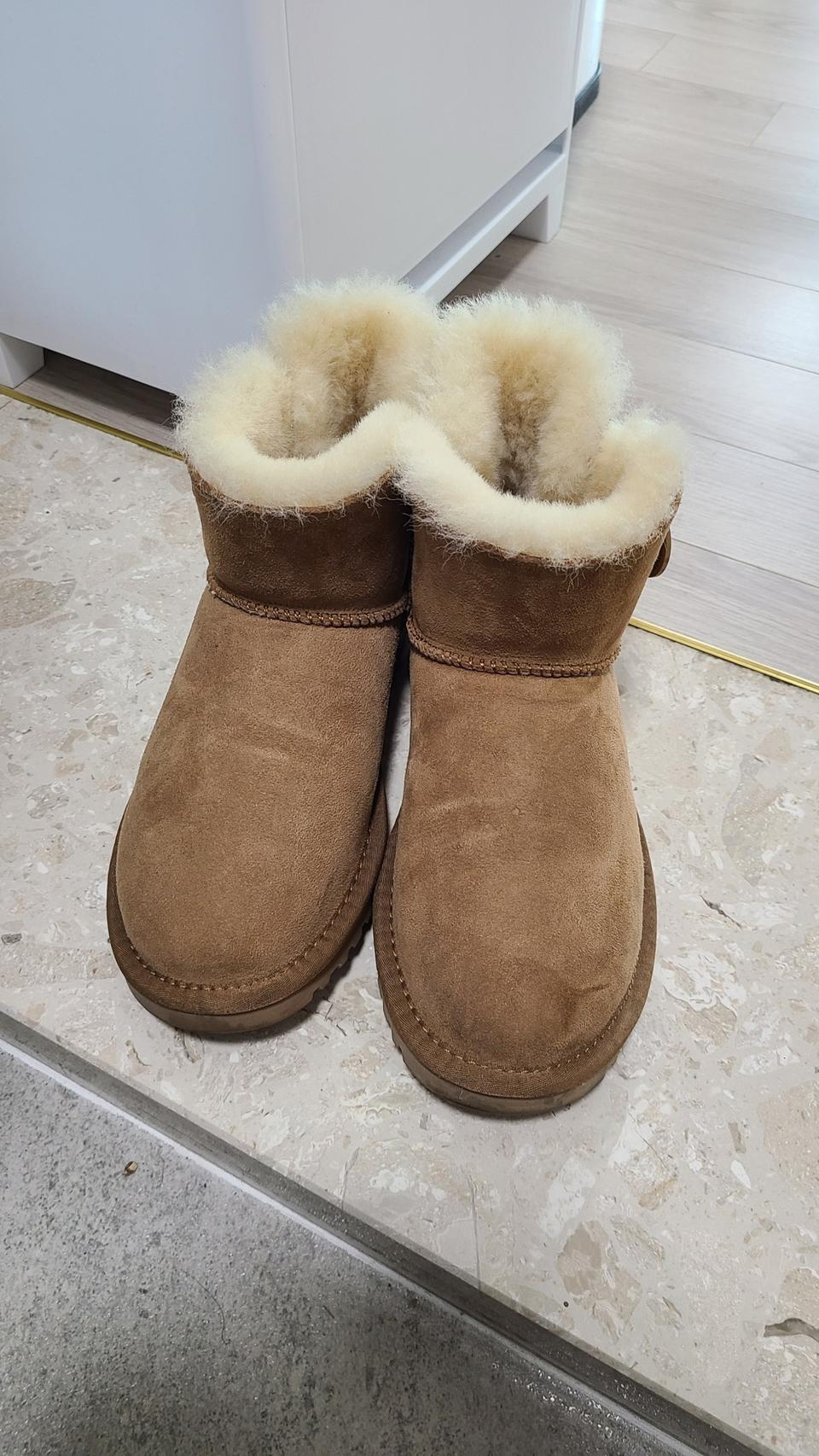 오즈웨어 UGG 클래식 미니 버튼 어그부츠 체스트넛