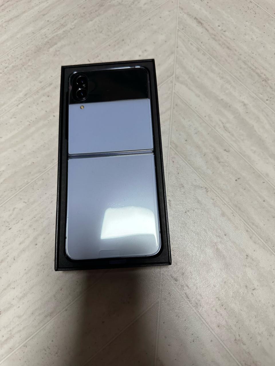 z플립4 256기가 미개봉급 80만원에 판매합니다