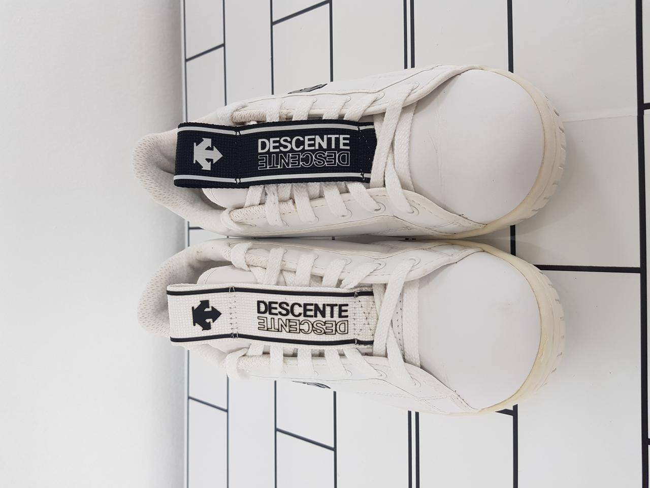 (거의 새 상품) 데상트 해외직구 남녀공용 스탬핑 트위즈 운동화