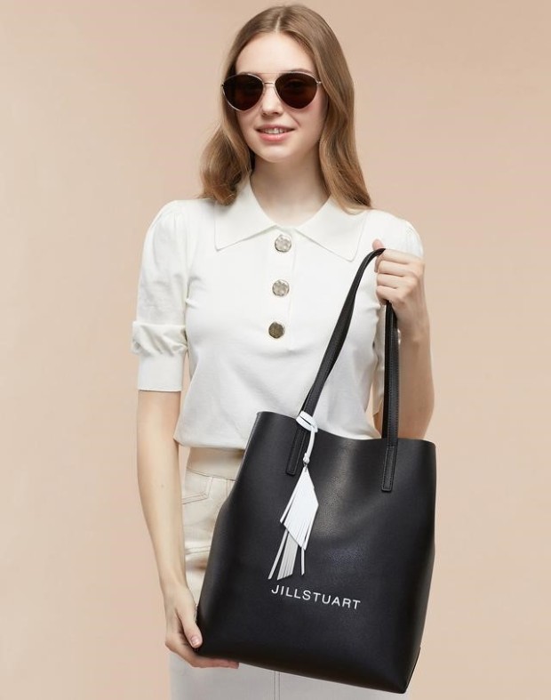 질스튜어트 로고 레터링 깃털 참 쇼퍼백