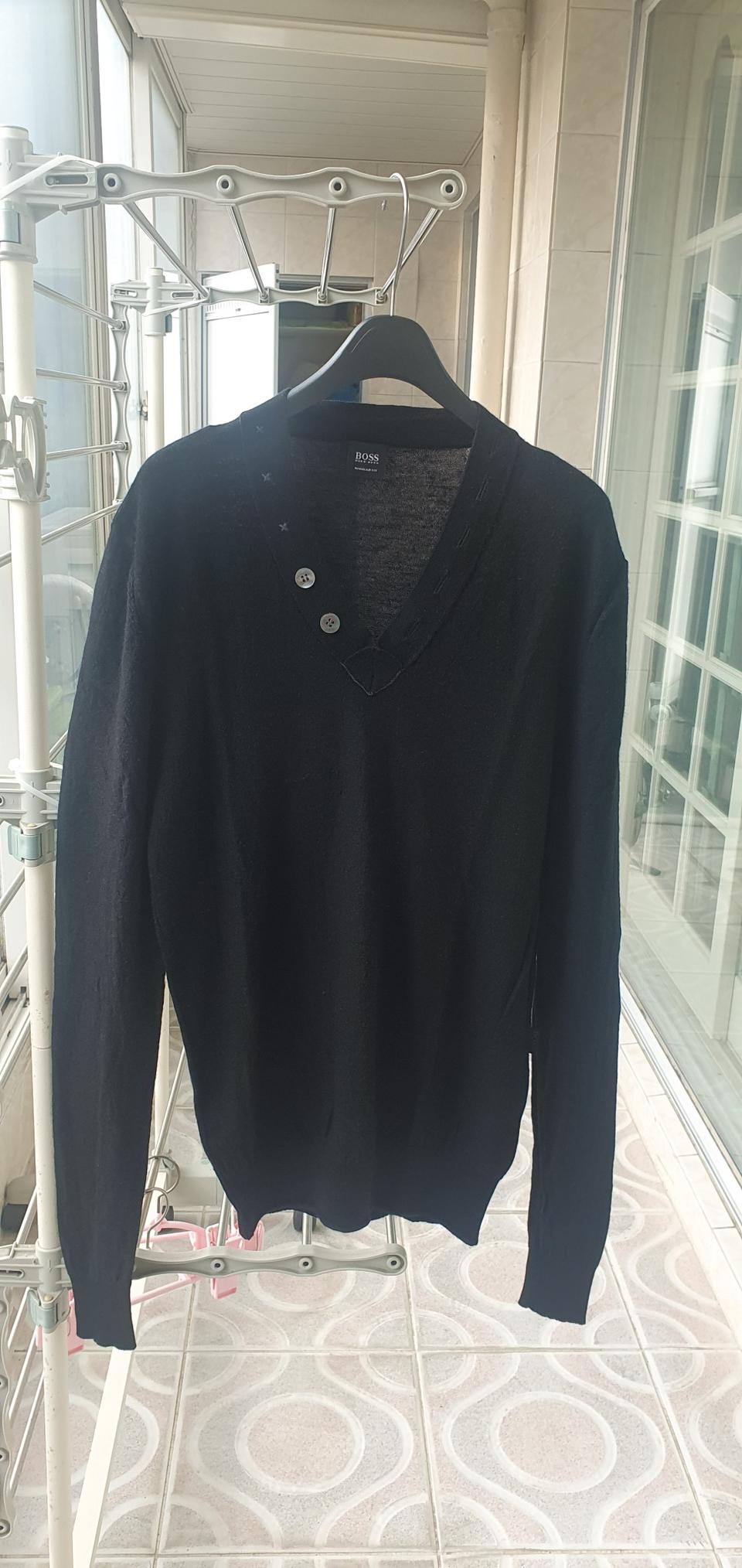 보스 브이넥 니트