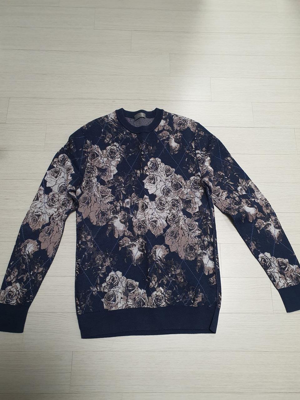 디올 맨투맨 s사이즈