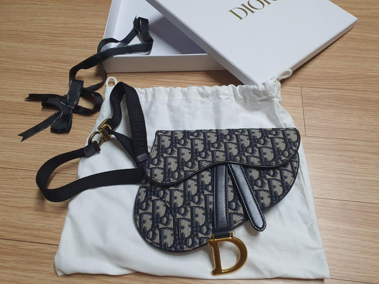 DIOR디올 오블리크 새들 벨트백(수지가방으로 유명해요!)