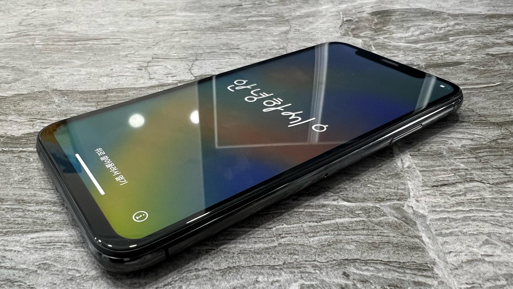 아아폰 xs입니다.