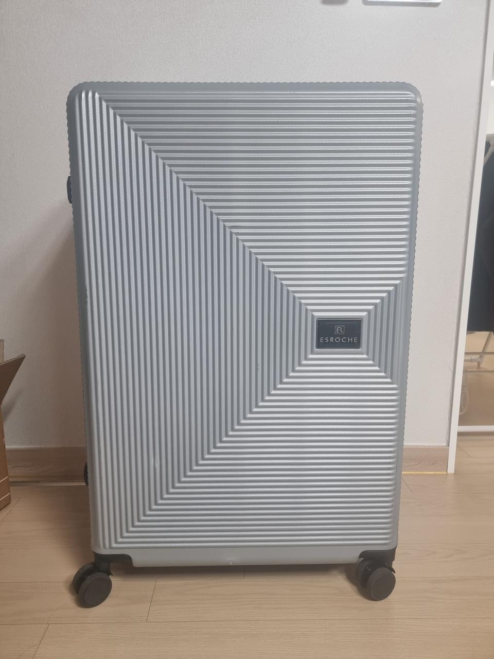 33인치 여행용 캐리어 팝니다.