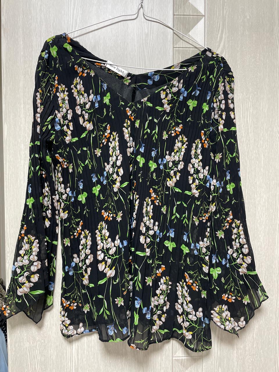 거의 새것) 브이넥 플라워 블라우스