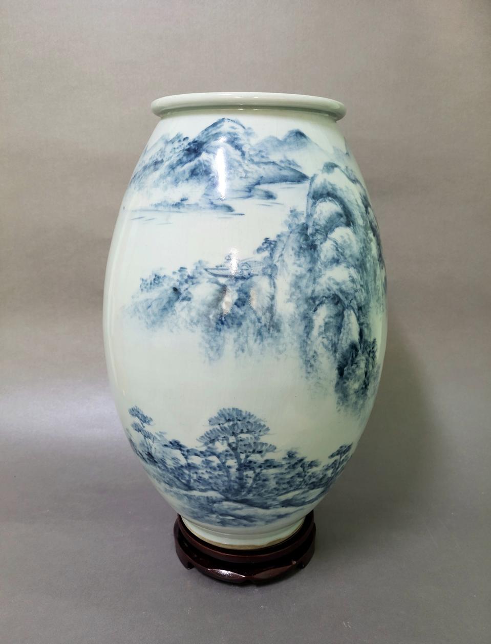 산수문청화백자호