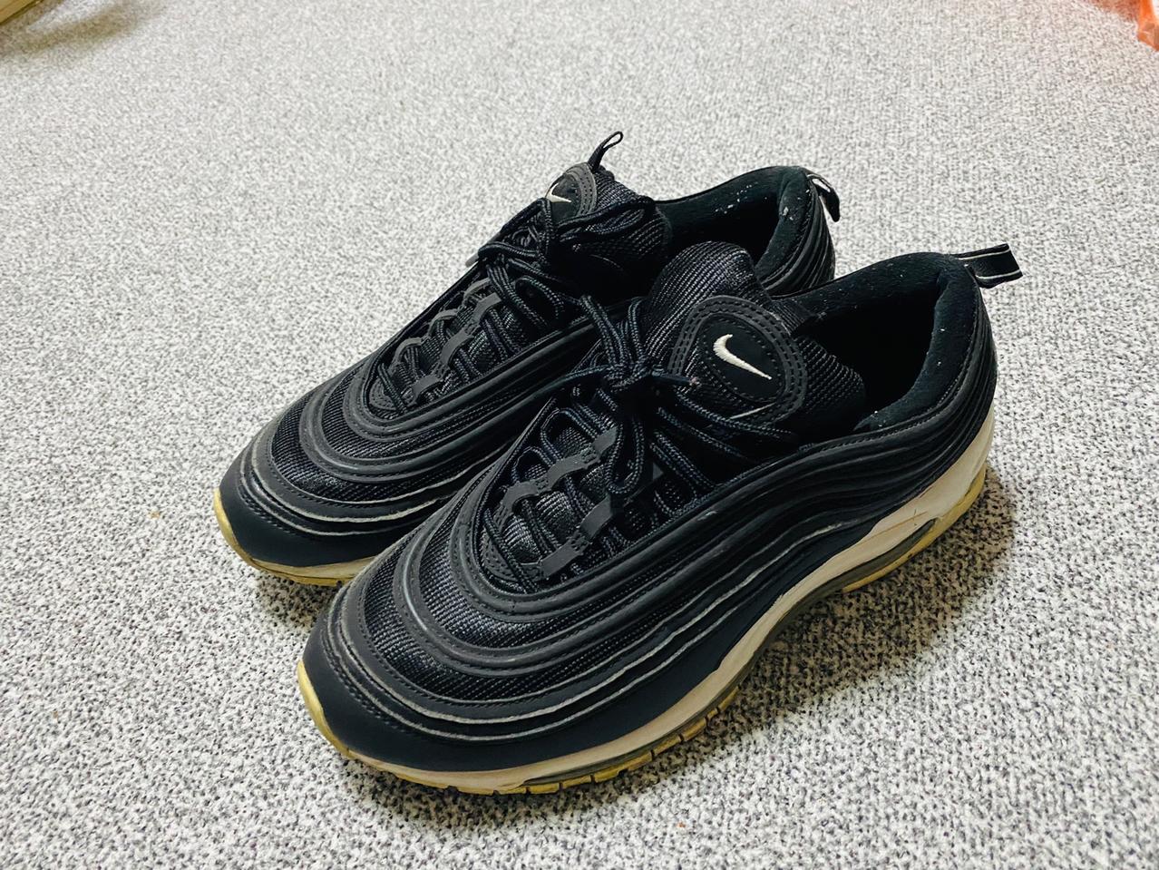 나이키 에어맥스97 맥스 검흰 280사이즈 팝니다.