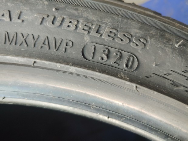 마제스티 ku50 225 40 18 신품 이월타이어