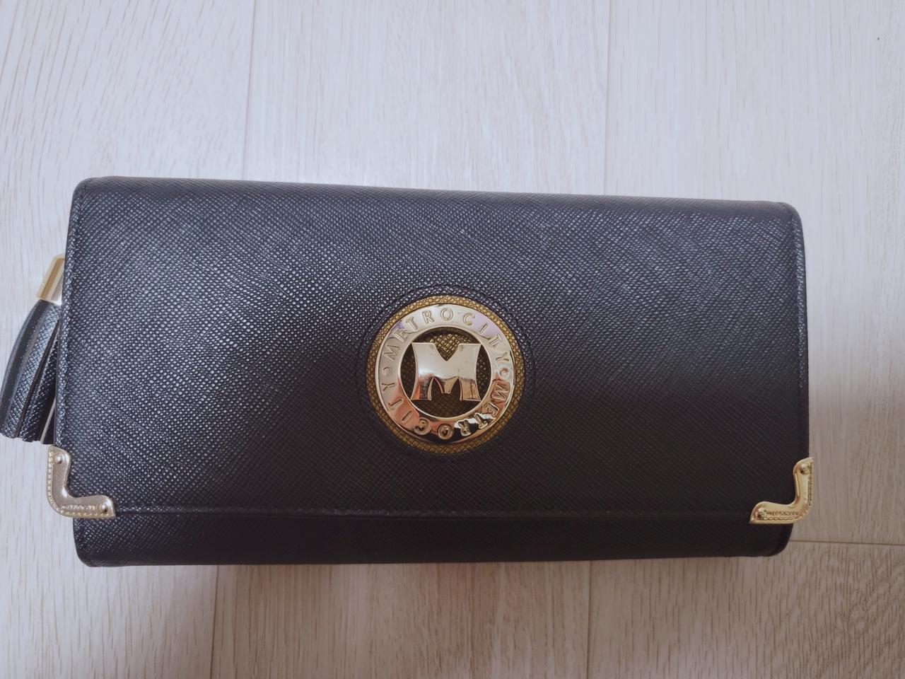 메트로시티 장지갑 판매합니다.