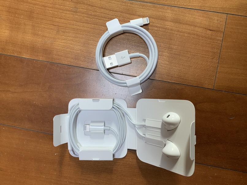 정품 이어팟+케이블 새제품 팝니다.