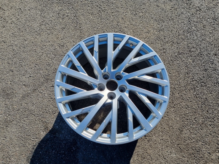 아우디 A8 신형 20인치 순정 정품 휠 판매 합니다