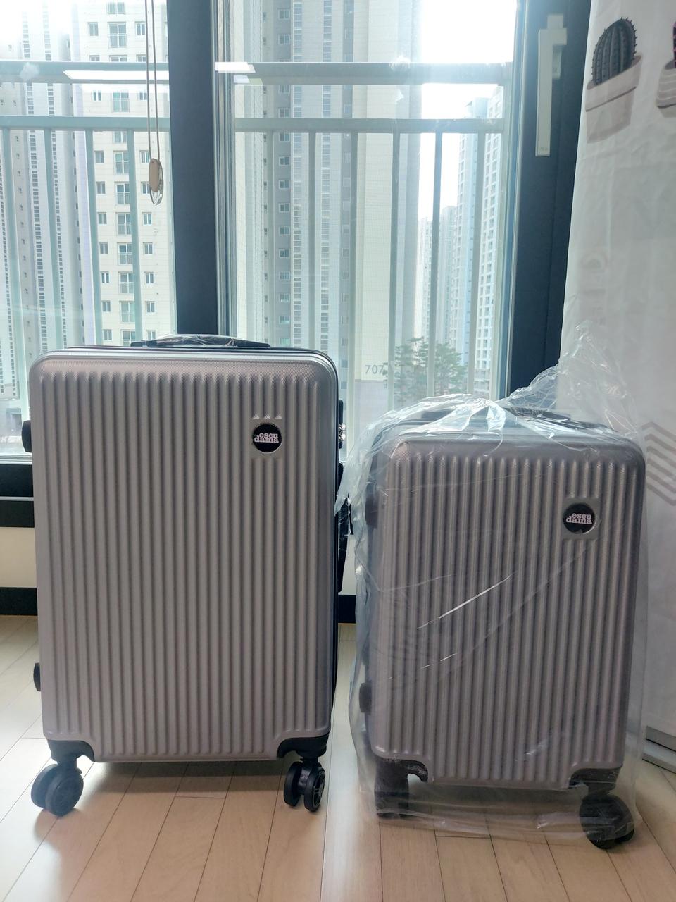 사놓고 한번도 쓰지않은 여행용 캐리어 여행용가방 싸게 내놓아요