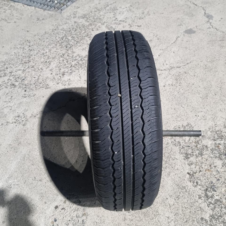 215 65 17 넥센타이어 A급 중고타이어 1본 판매합니다.