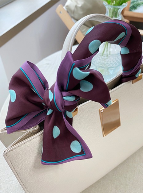 세련된 여성 스카프