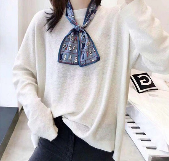 세련된 문양의 넥 스카프