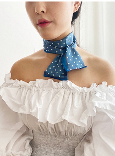 시원한 컬러감이 돋보이는 넥 스카프