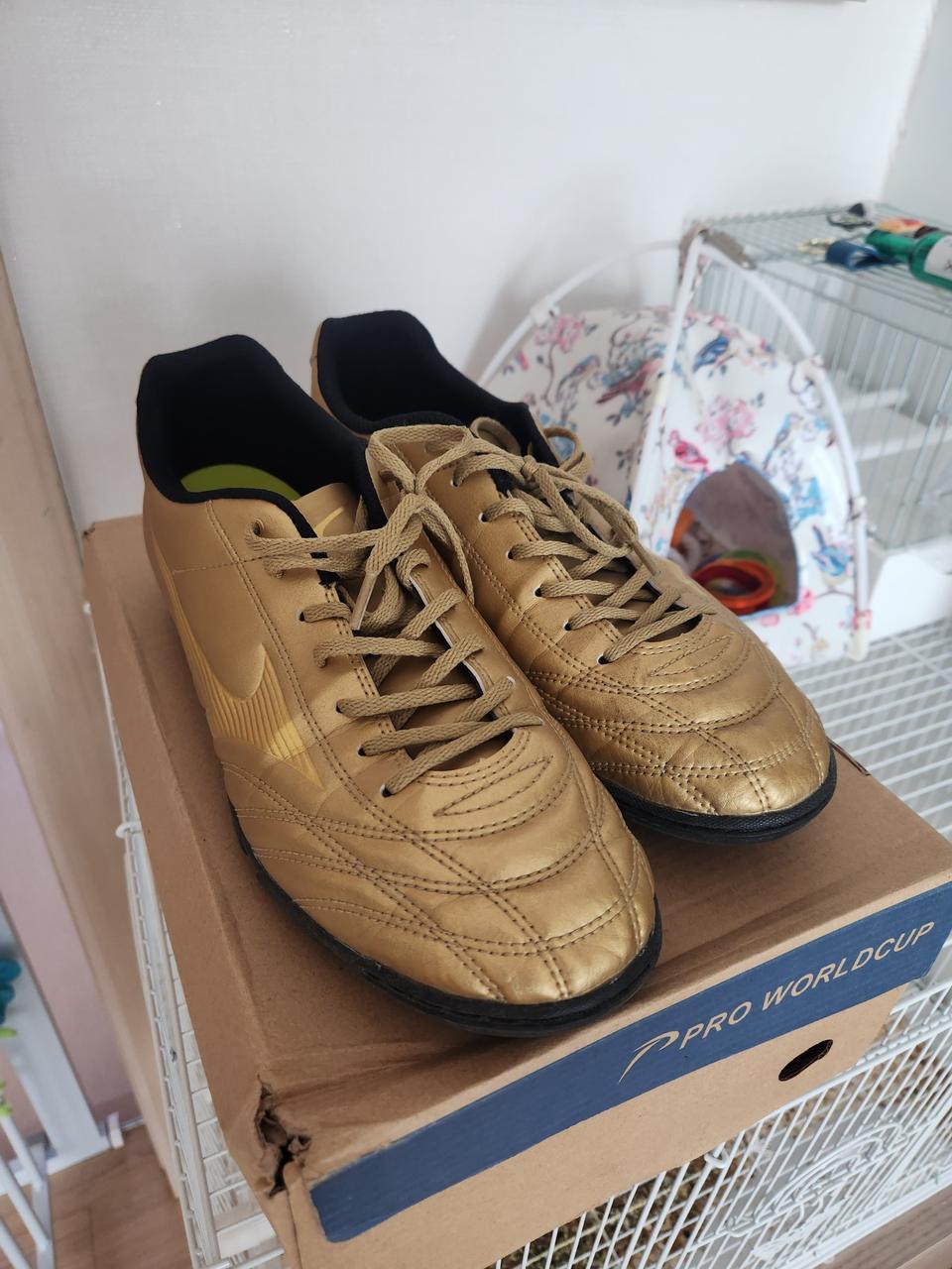 미즈노 풋살화 265 판매합니다.