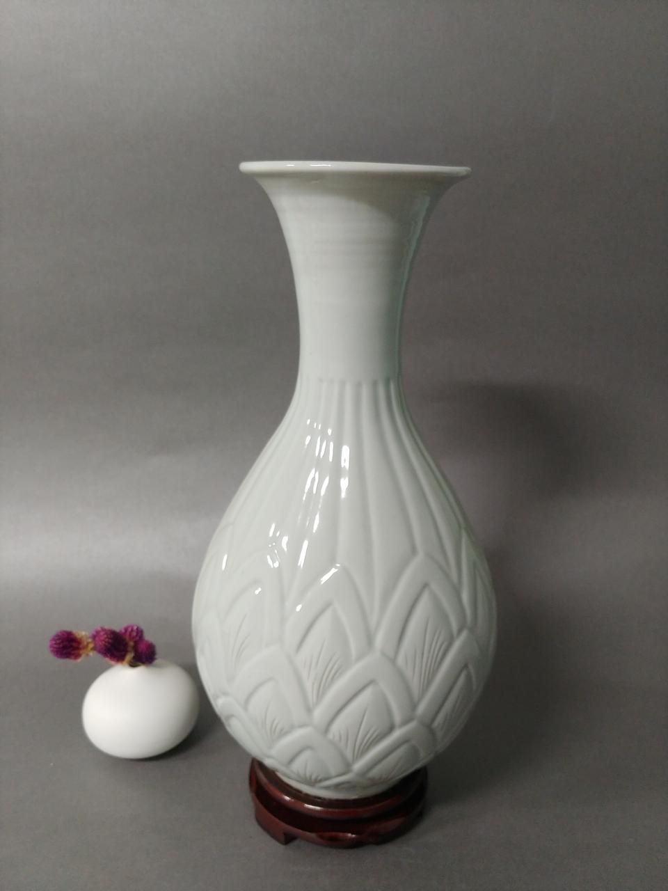 연판문백자화병