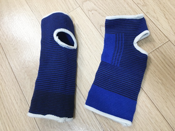 장갑처럼 끼워 쓰는 손목 보호대 한쌍