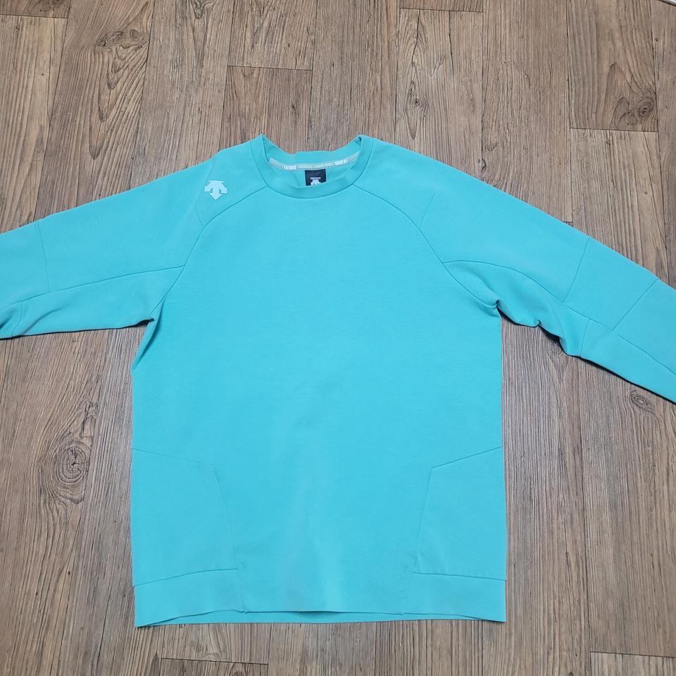 데상트 맨투맨티셔츠