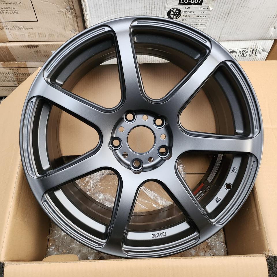 맥스톤 18인치 건메탈 새제품 1대분 판매합니다