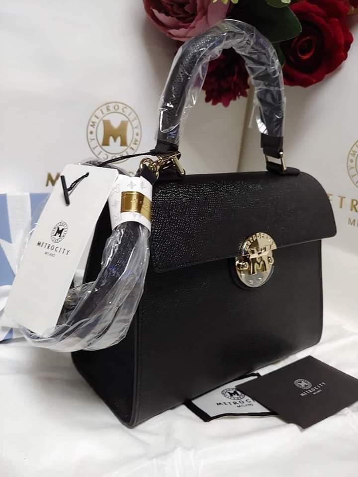 메트로시티  여성의 명품 가방 거의 미사용 새상품 선물로 가능합니다.