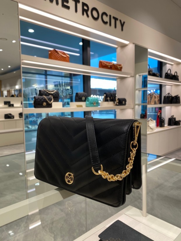 메트로시티 여성의 명품 숄더백 거의 미사용 새상품 선물로 가능합니다