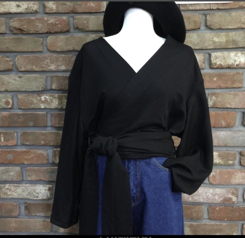 모모지엔(세일맛집) 브이 랩 타이 블라우스