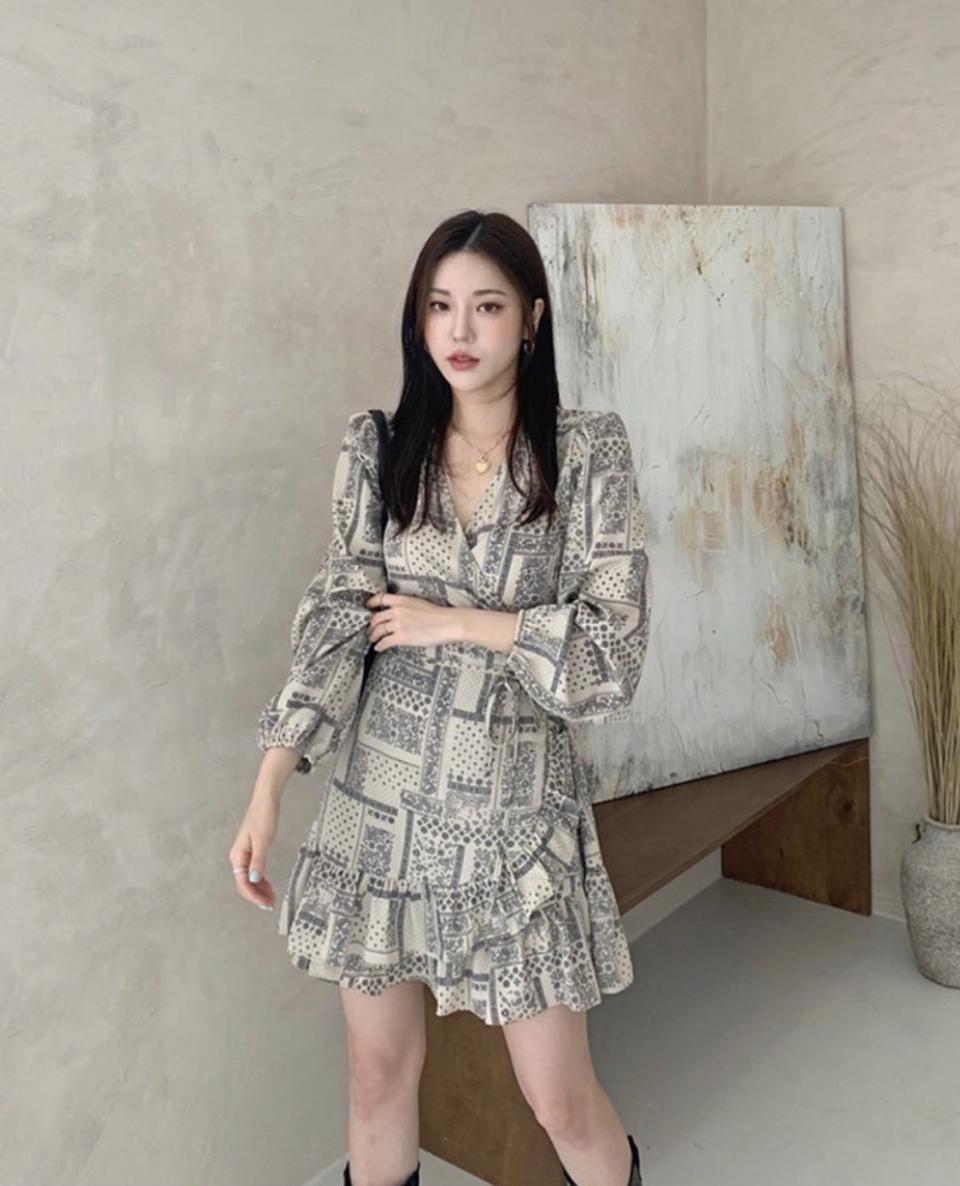 모모지엔(세일맛집) 랩 타이 프릴 원피스 나염