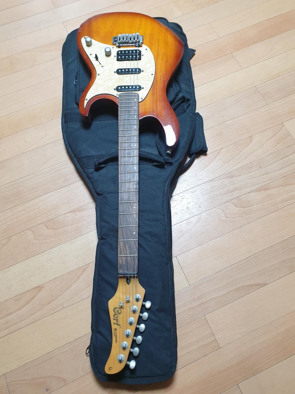 cort일렉기타하단우좌측칠이깨졋네요