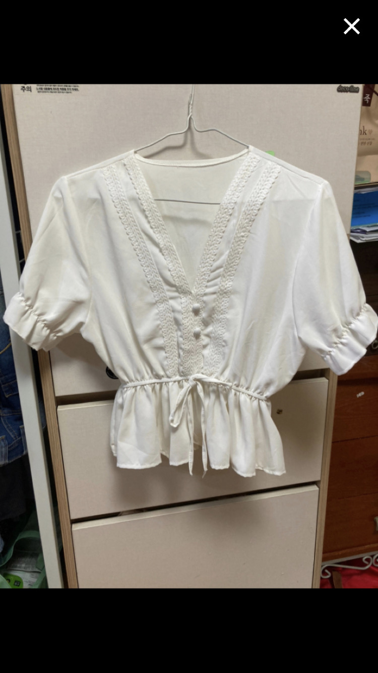화이트 브이넥 블라우스