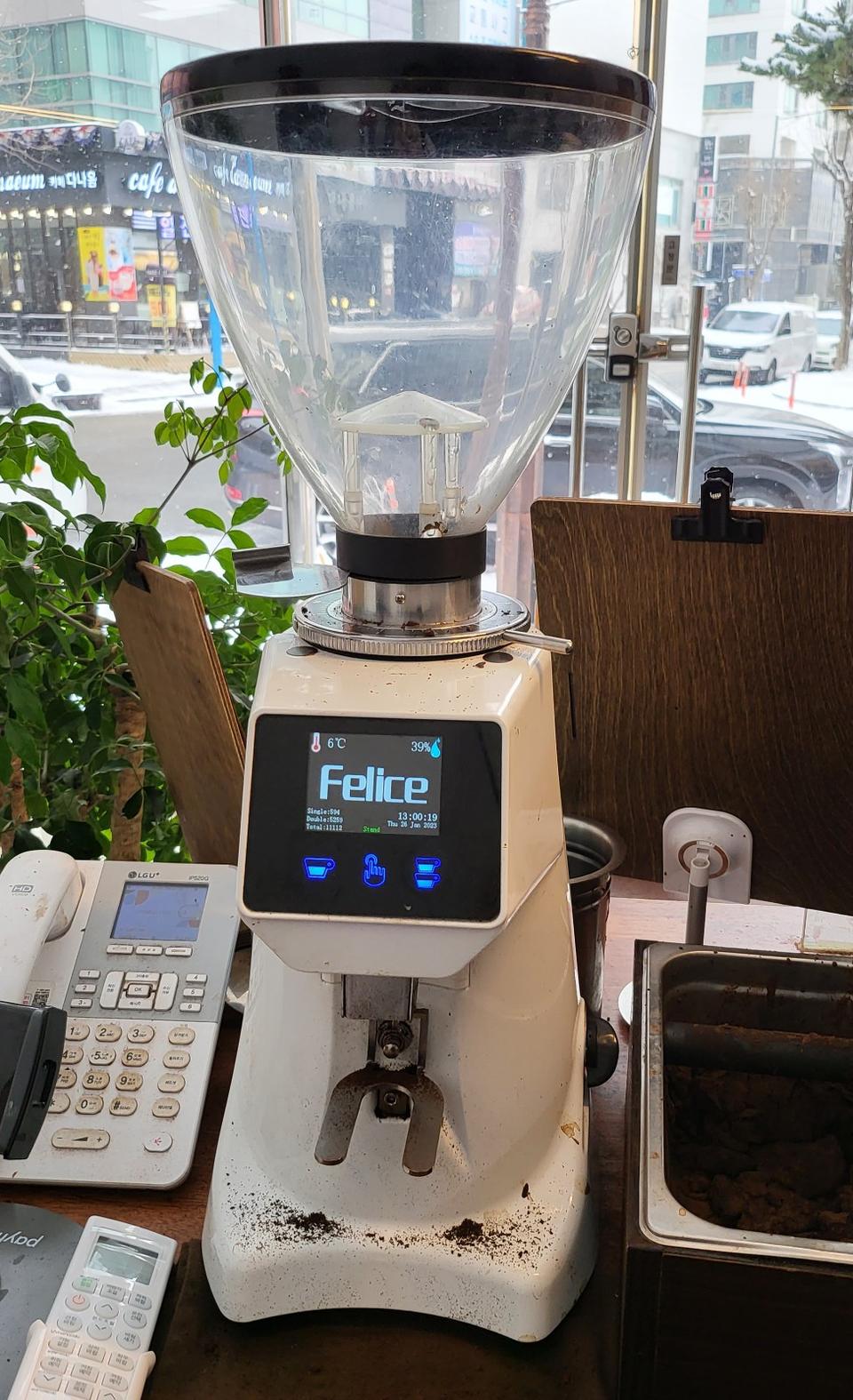 펠리체 그라인더 FM60화이트 판매합니다.