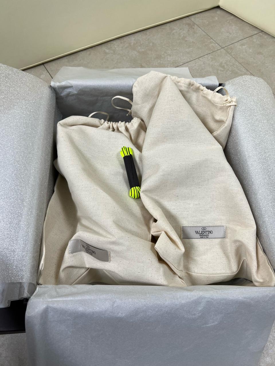 발렌티노 남성 v로고 로우탑 스니커즈265사이즈(정품)풀구성품