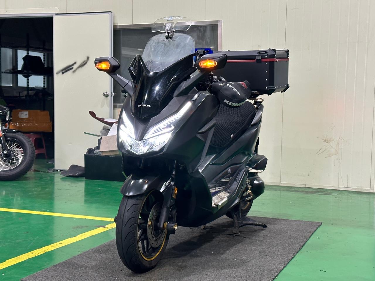 혼다 포르자300 2020년형 12.800km 깔끔한풀옵션차량 무사고모델 판매합니다.