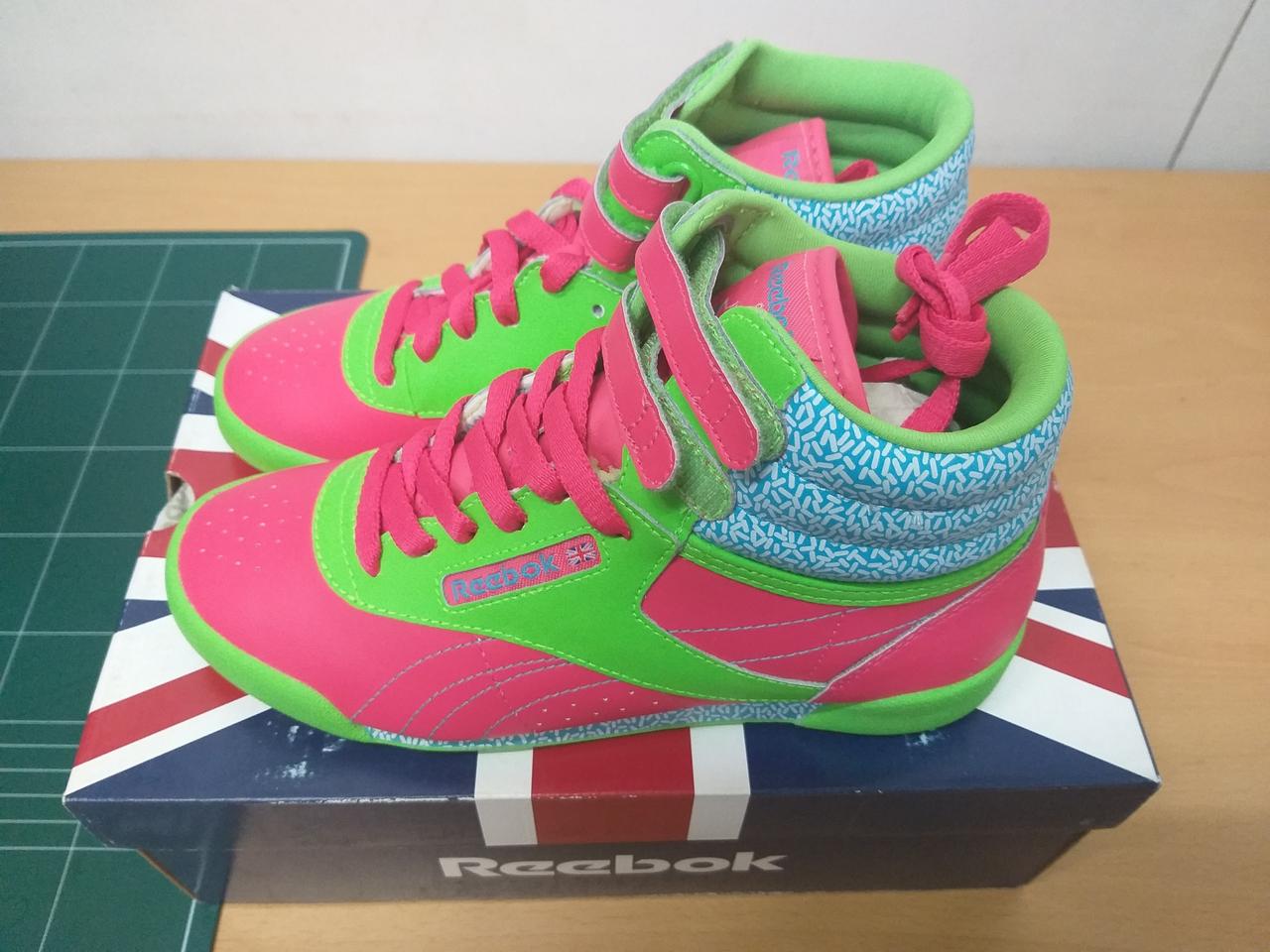 리복 정품 여성용 프리스타일 스포츠 운동화 판매 합니다-541