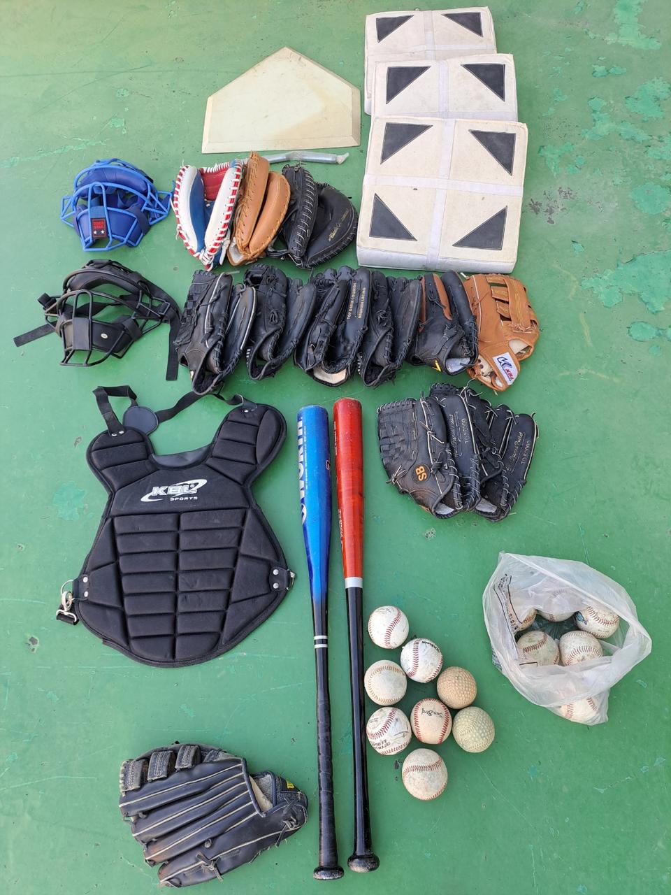 야구용품 당장9명 야구경기 할수있는 야구용품 입니다