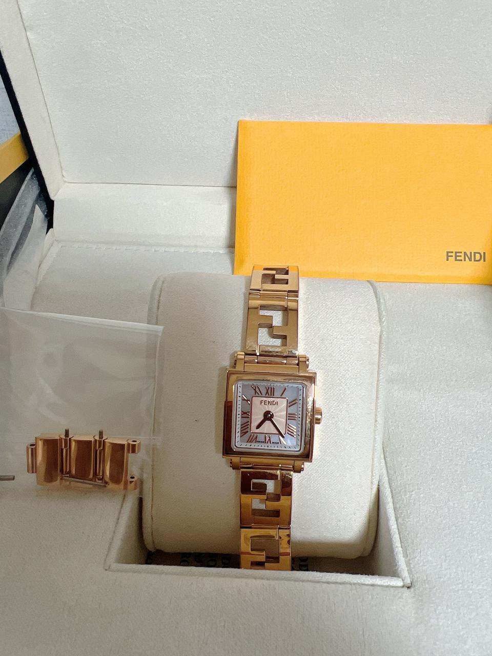 여성 펜디시계 (에눌가능