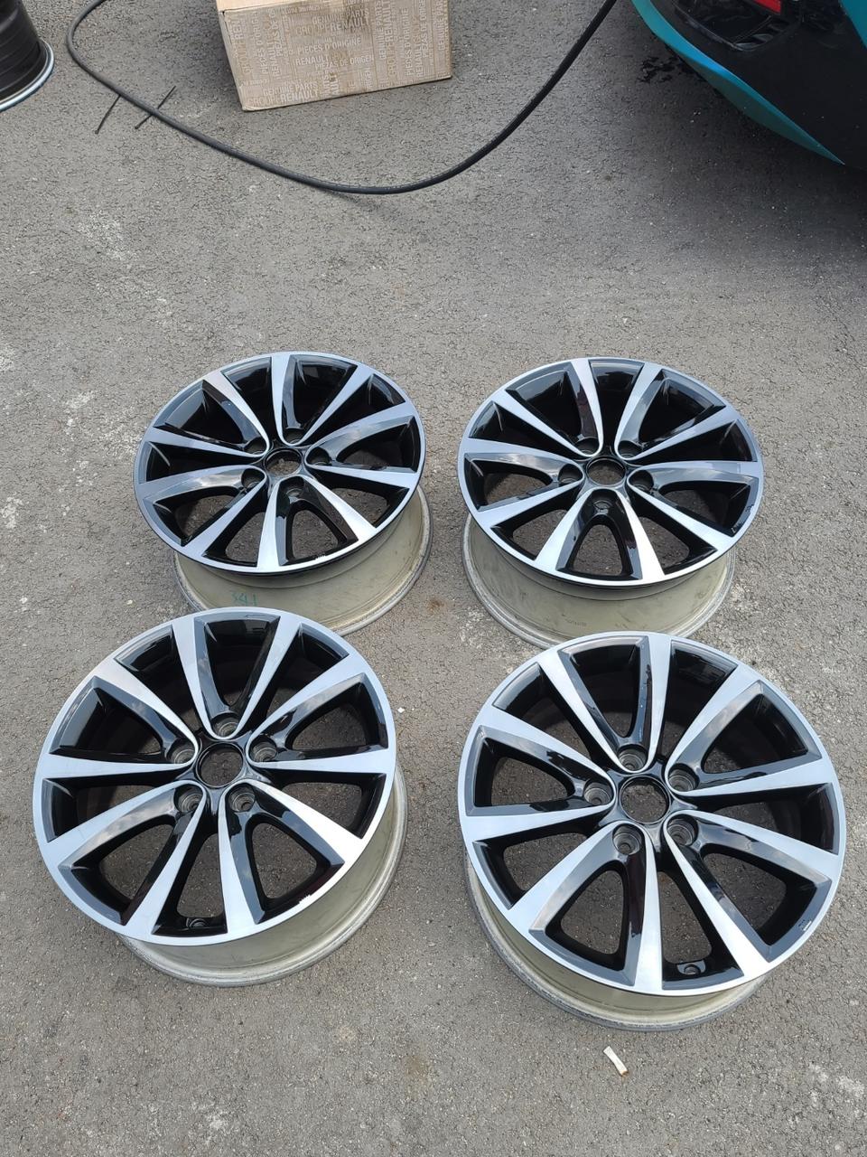 현대 i40 순정 17인치 커스텀 순정 휠 판매합니다.