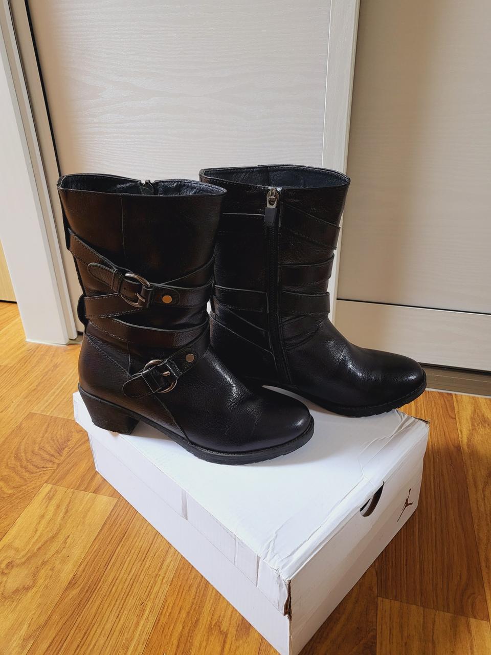 여성가죽부츠230이나크게225신는분(거의새상품
