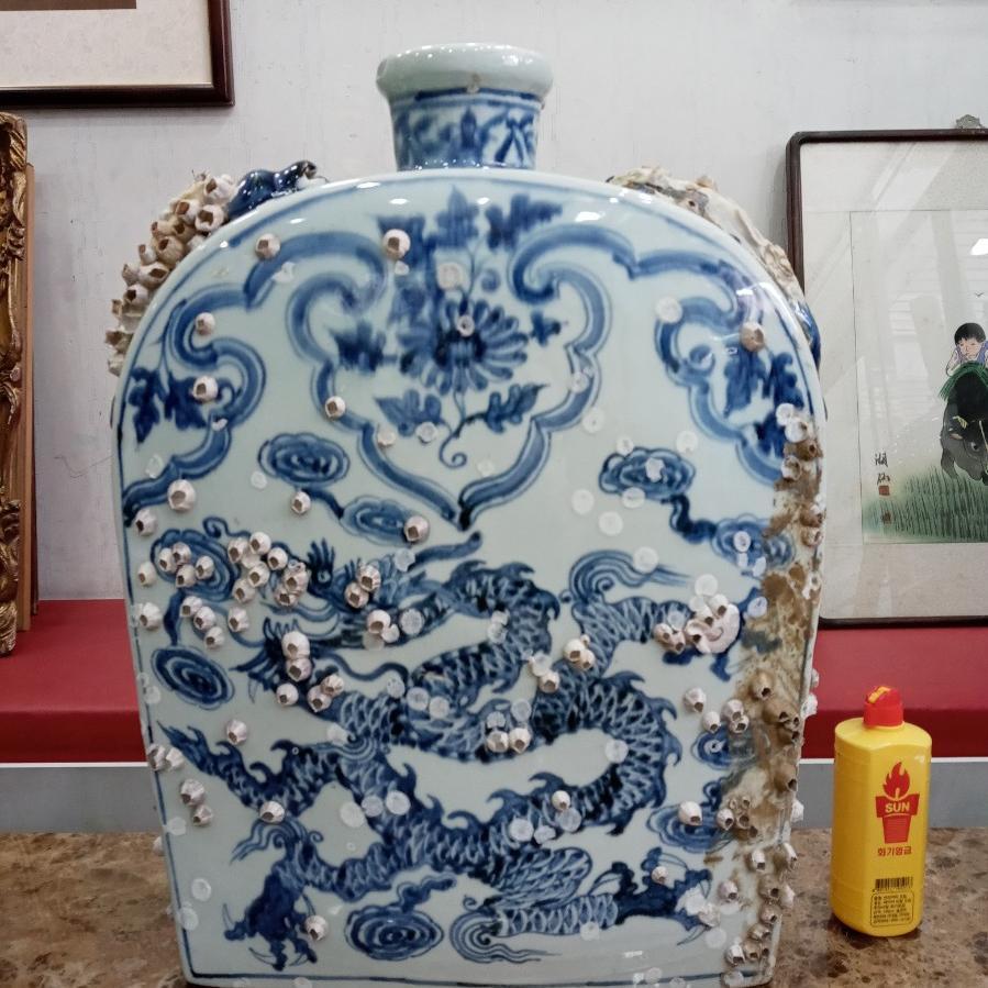 바다에서 건져올린듯한 청화백자 대형4각 도자기