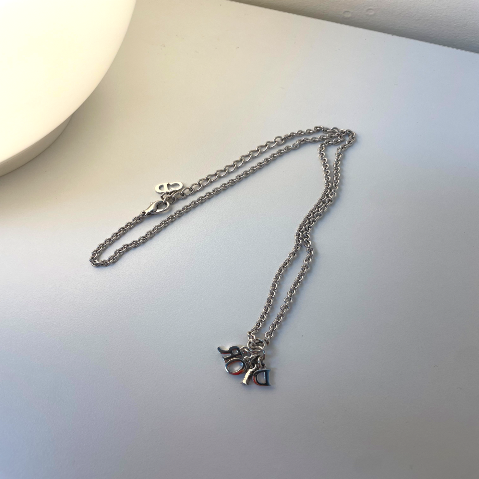 디올 실버 팬턴트 로고 목걸이