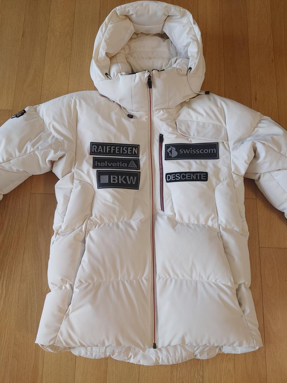 데상트 아우디 패딩 스위스 점퍼