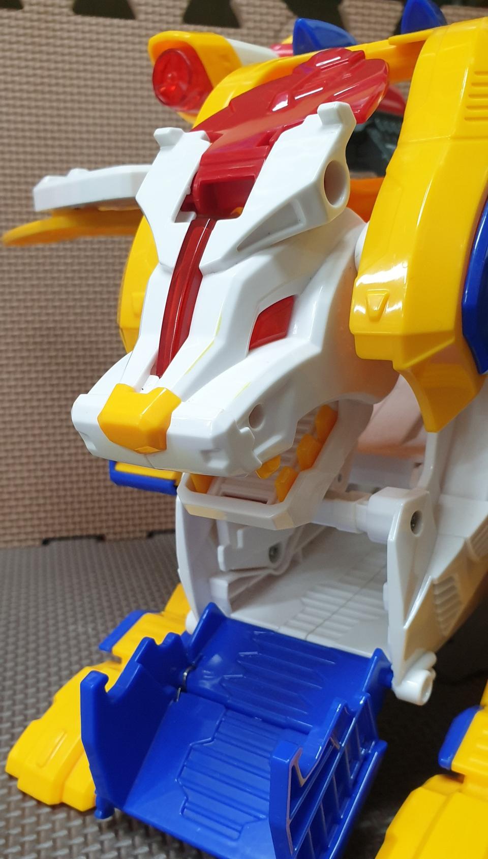 터닝메카드 윙라이언+카이온 입니다