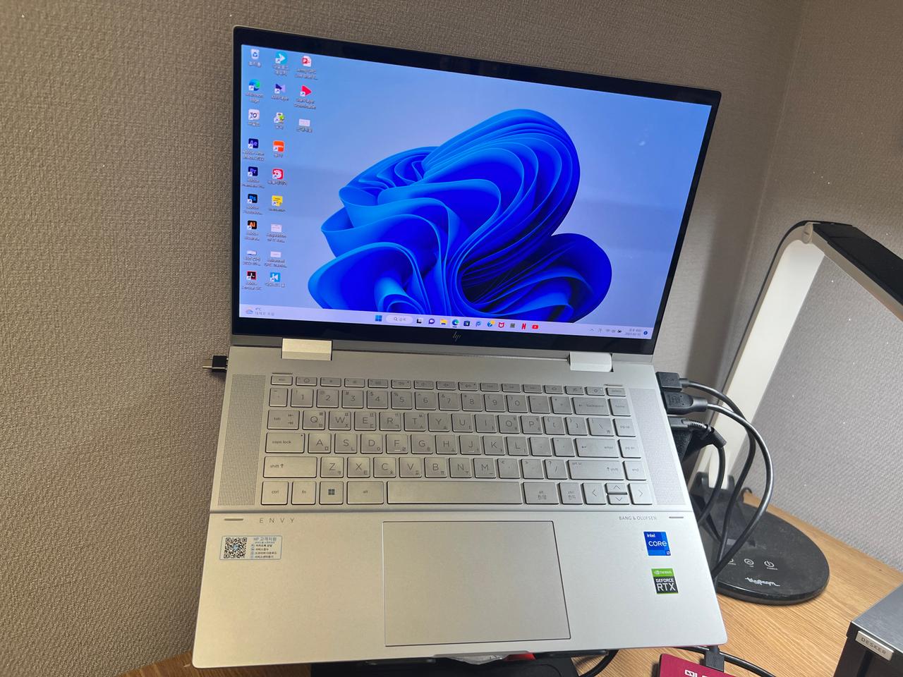HP Envy X360 15-ew0025TX