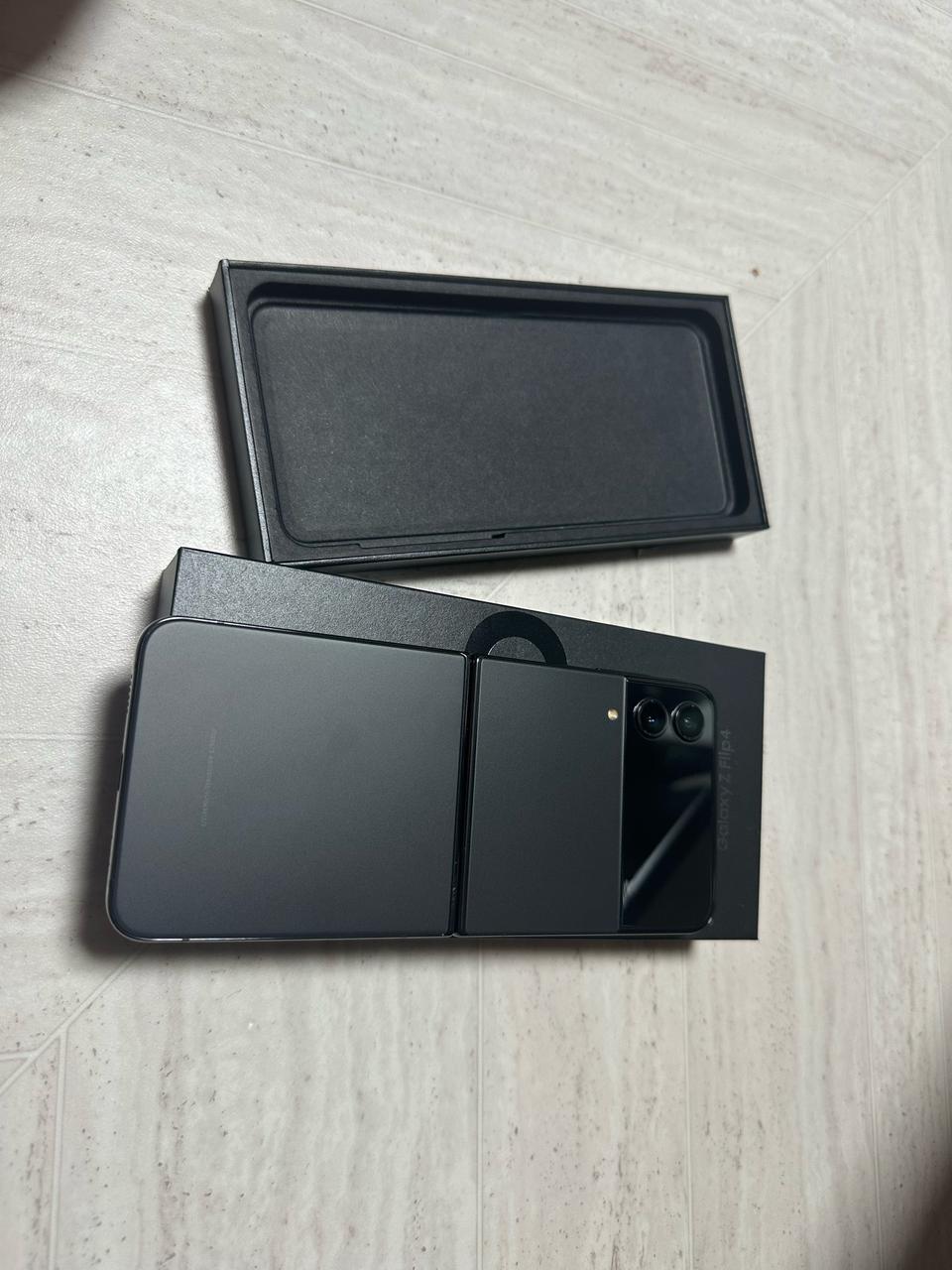 z플립4 자급제 516기가 그라파이트 85만원에 팝니다 (새상품급)
