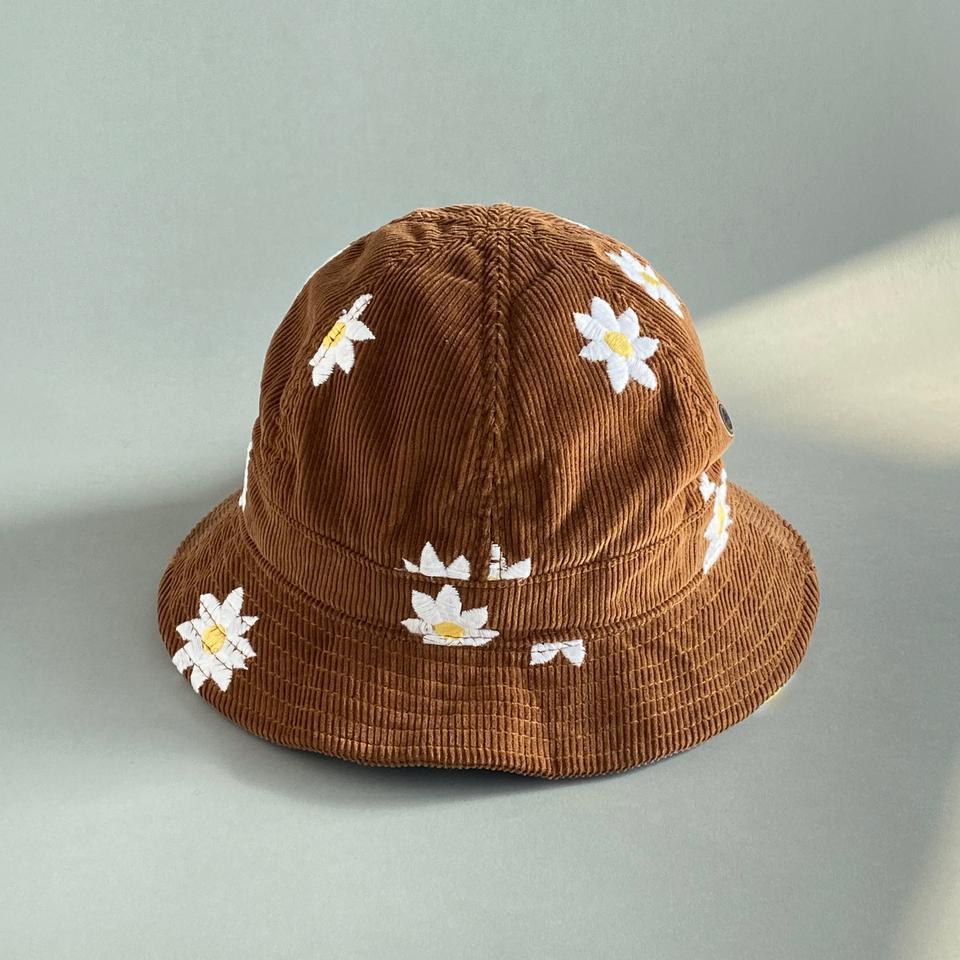 마크 맥네어리 | 데이지 꽃 자수가 돋보이는 밤색 코듀로이 버킷햇