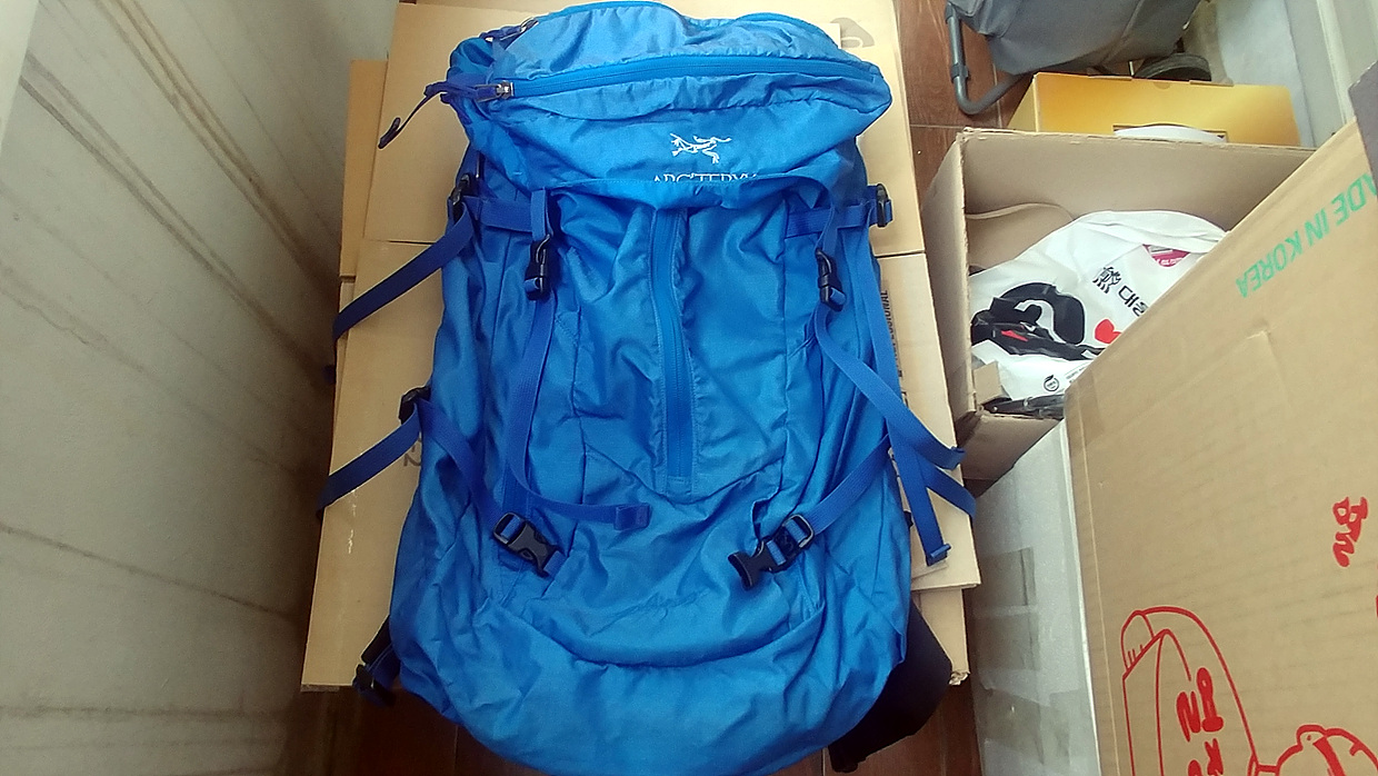 아크테릭스 알트라 일렉트릭 블루(M 35 L)