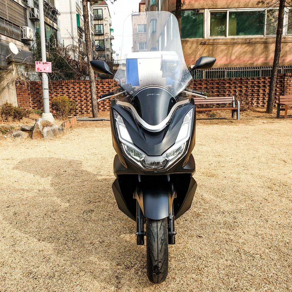 혼다 pcx125 2022년식 abs모델 신차급 차량 판매합니다.