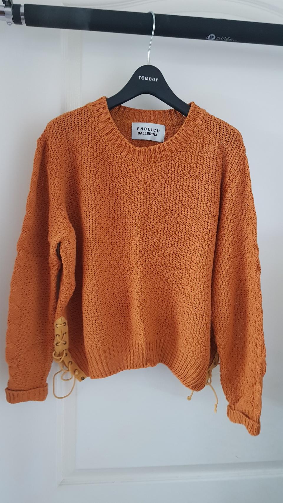 오렌지 옆트임 여성니트